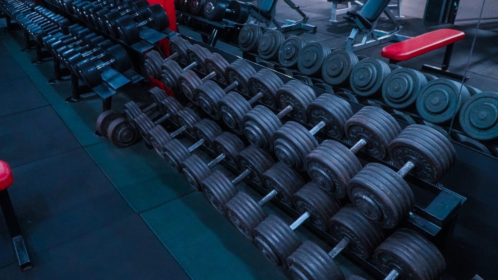 Pesas y mancuernas en Titan Fit Club, Las Palmas.