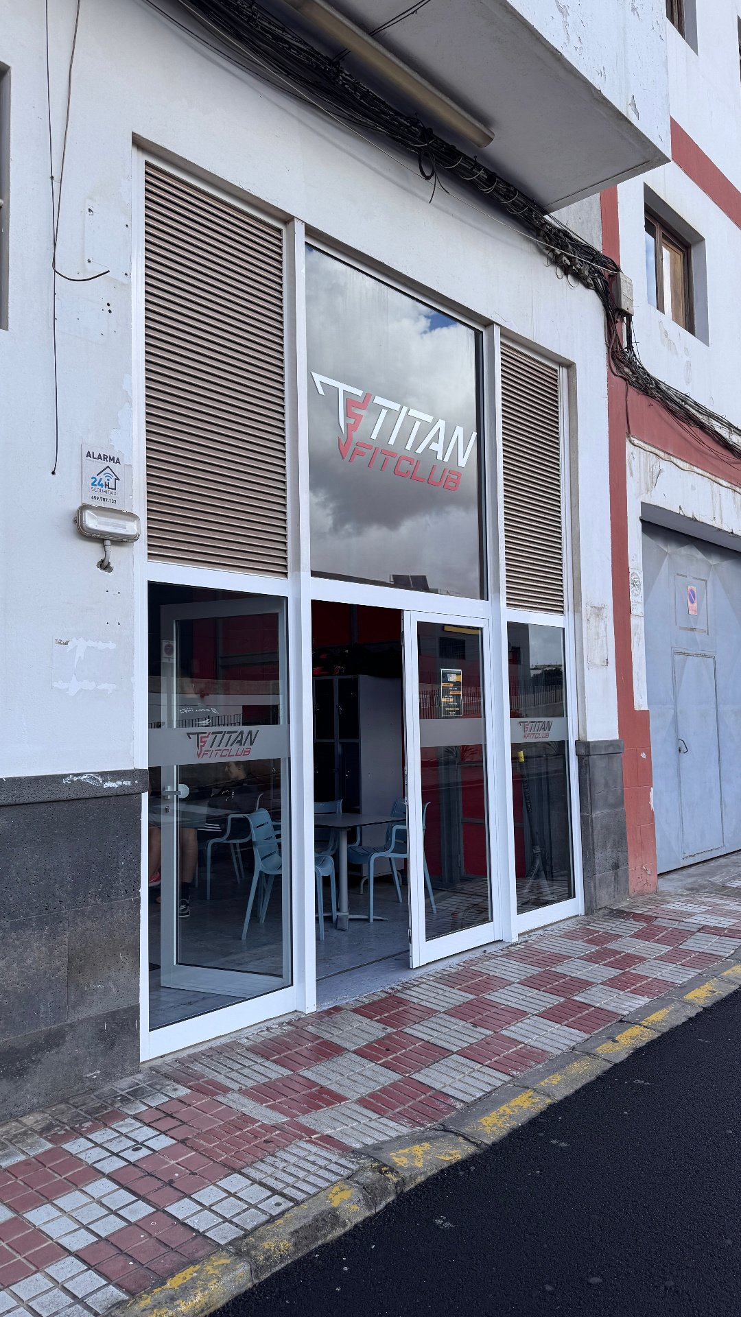 Entrada de Titan Fit Club, gimnasio en Arrecife, Las Palmas.